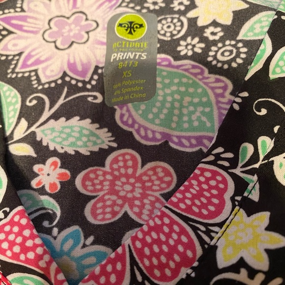 Colorful printed scrub top - Picture 2 of 3